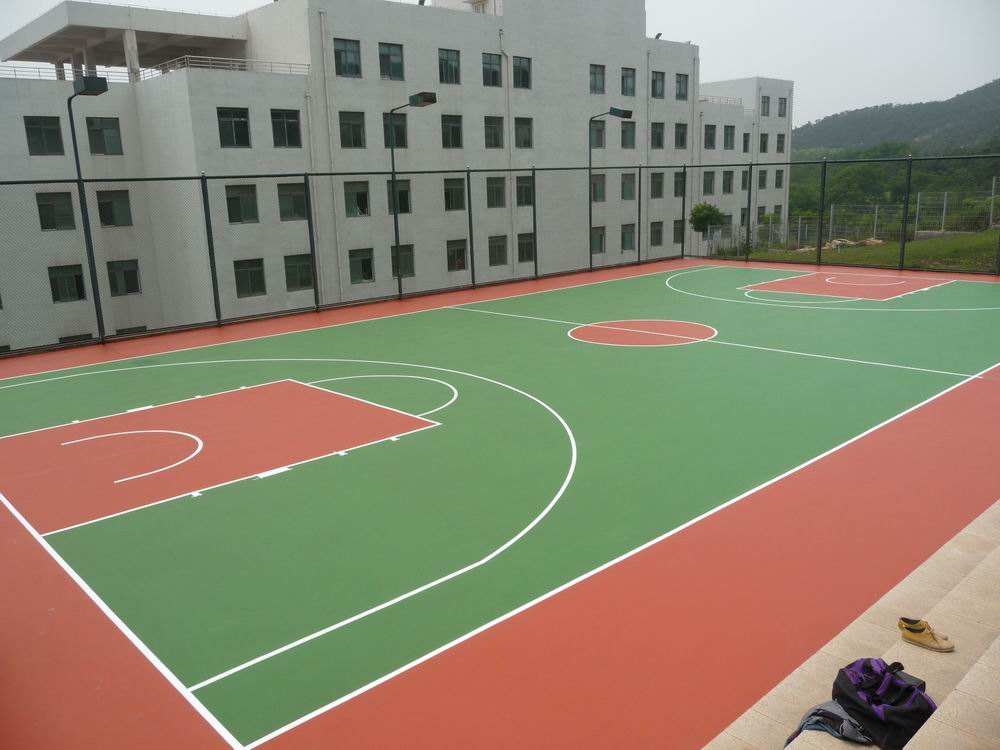 《中小学合成材料面层运动场地》
